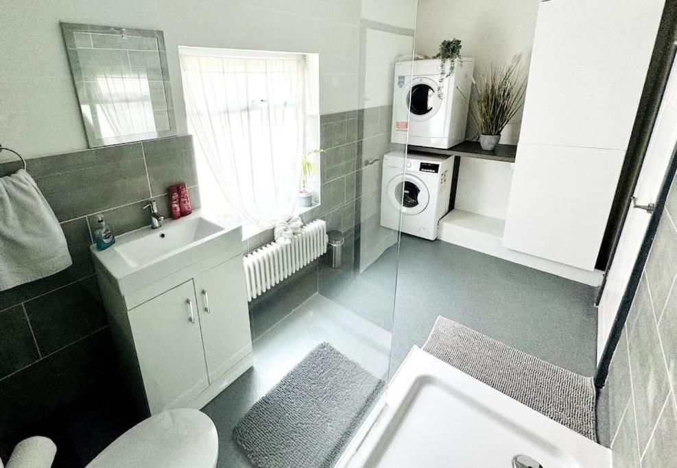 Luxe Living Family Home - Beach, Wifi, Parking Swansea Eksteriør bilde