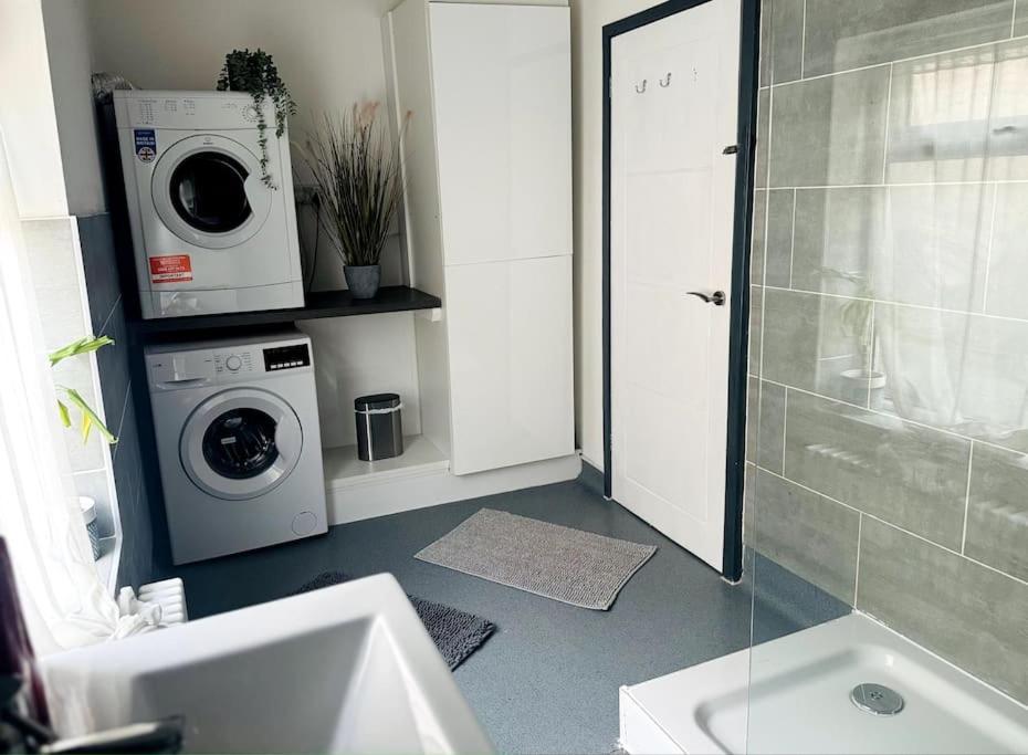 Luxe Living Family Home - Beach, Wifi, Parking Swansea Eksteriør bilde