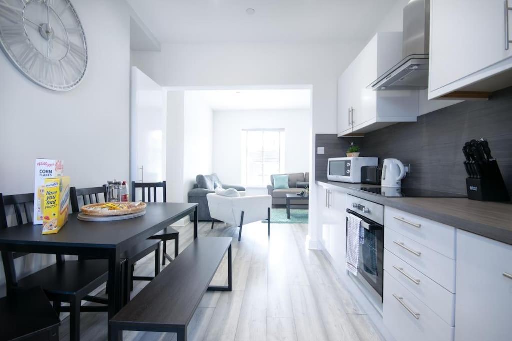 Luxe Living Family Home - Beach, Wifi, Parking Swansea Eksteriør bilde